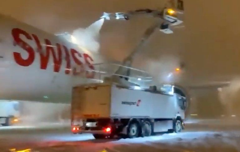 Rondje de-icing voor Swiss Air Boeing 777