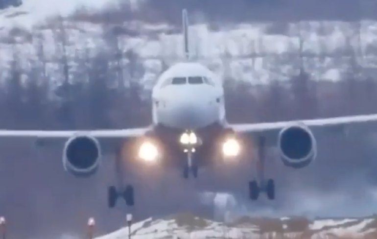 Crosswind landing in het Russische Magadan ziet er toch wel spectaculair uit