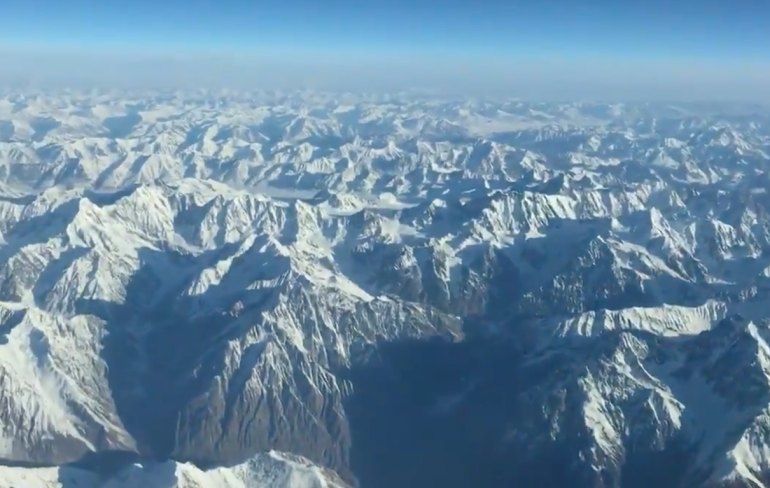 Himalayagebergte vanuit de cockpit van een Boeing 777