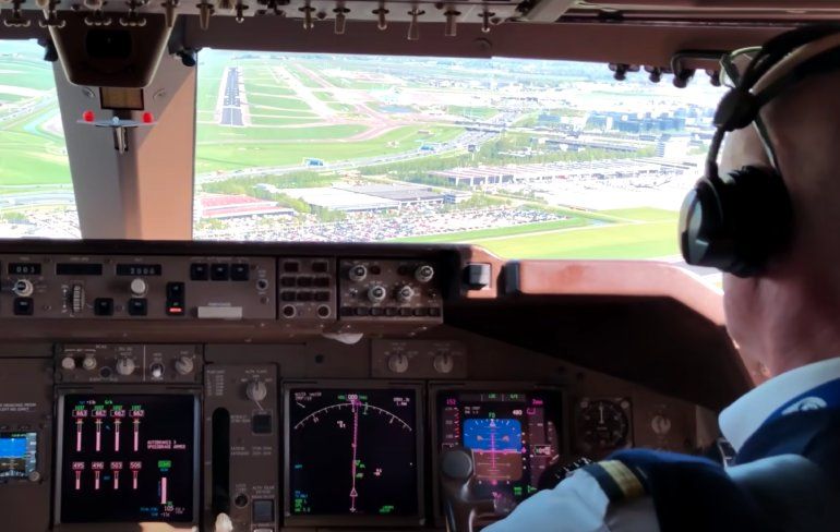 Cockpit beelden van landing Boeing 747 op Schiphol Airport