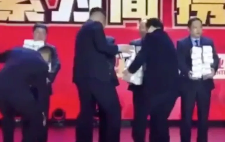 Nogal letterlijk een bonus ontvangen bij Chinese kraanbouwer