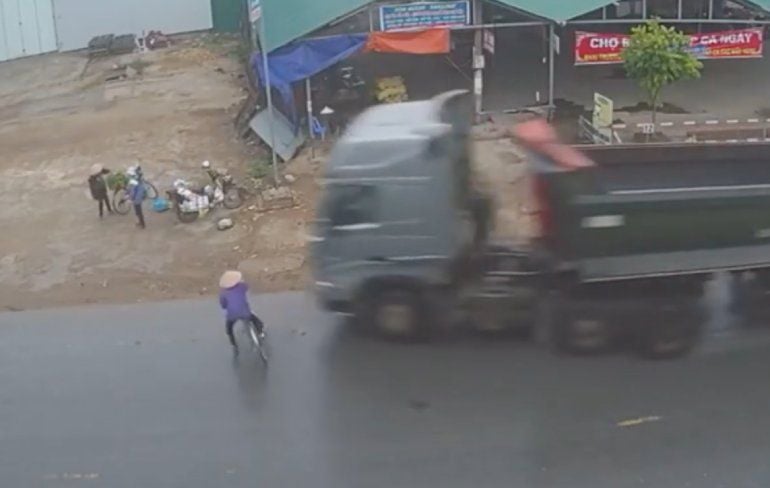 Vietnamese fietser komt heel goed weg na ondoordachte actie