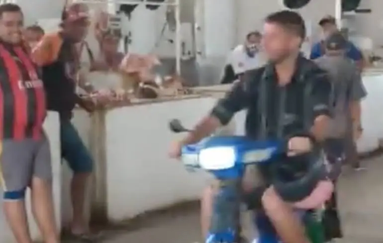 Vervelende knaap krijgt te maken met instant karma