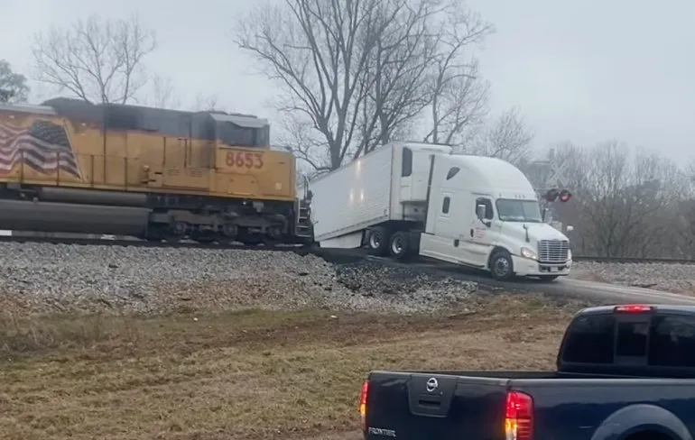 Trein bleek veel sterker dan gestrande trailer op spoorwegovergang