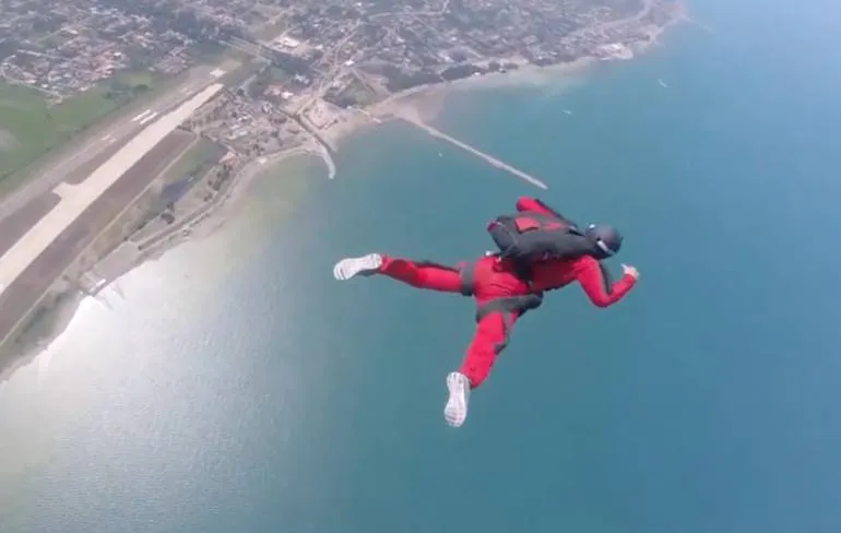 Instructeur moest even bij leerkling ingrijpen tijdens niet openen van parachute