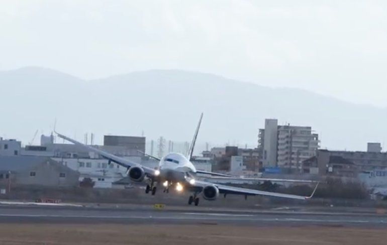 Twee spectaculaire Boeing 737 crosswind landingen op Osaka International Airport