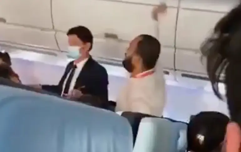 Beelden vanuit Air France vliegtuig die noodlanding moest maken wegens agressieve passagier