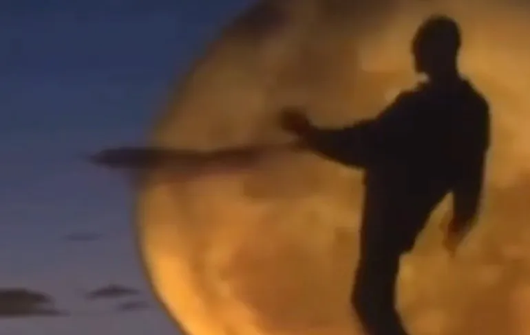 Paddle boarden en Midnight Oil klassieker gaan verbazingwekkend goed samen