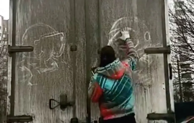 Time-lapse van ProBoyNick kunstwerkje op smerig vrachtwagentje