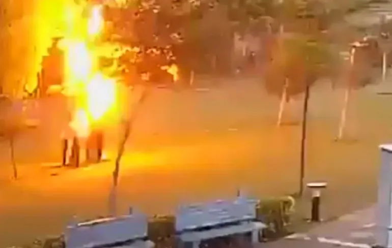 4 man overleven blikseminslag na schuilen onder boom