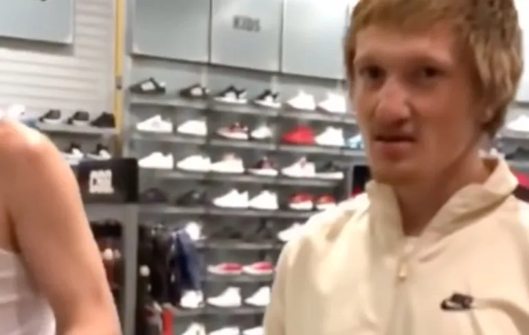 Sta je dan met je gestolen Jordan’s en trainingspak tegenover de eigenaar