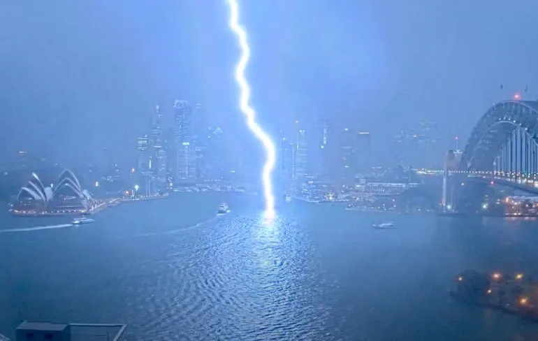 Bliksemschicht pakt zijn shine op iconische plek in Sydney