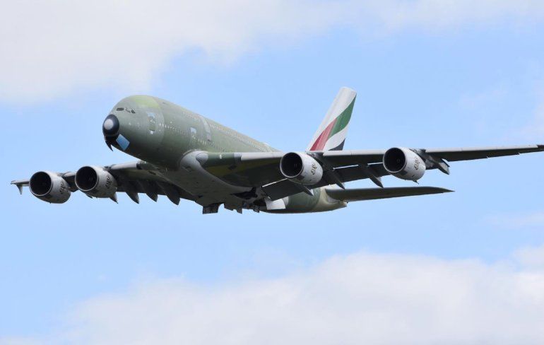 Laatst gebouwde Airbus A380 nam afscheid met een low-pass en wing wave