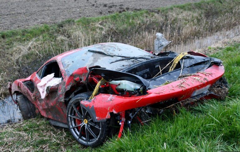 Ferrari 488 van de weg en via een boom in de Zeeuwse sloot nabij Cadzand
