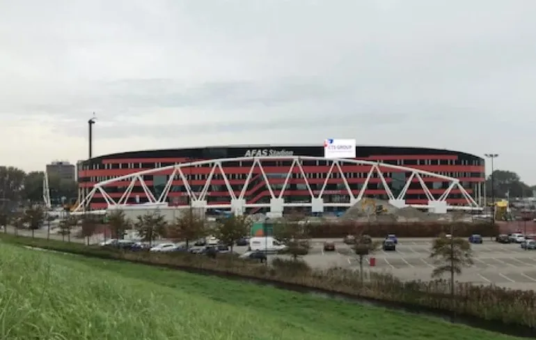 Kijk live mee hoe men de mega boogconstructie plaatst bij het AZ Stadion