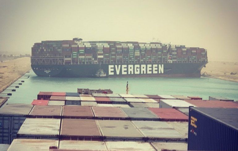 Gigantisch containerschip blokkeert Suezkanaal
