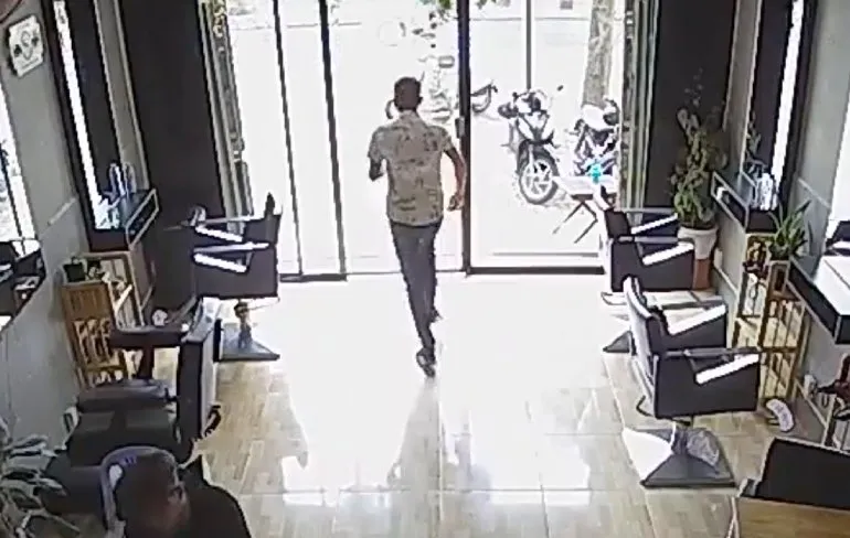 Gast heeft even niet door dat het schuifdeurtje dicht was