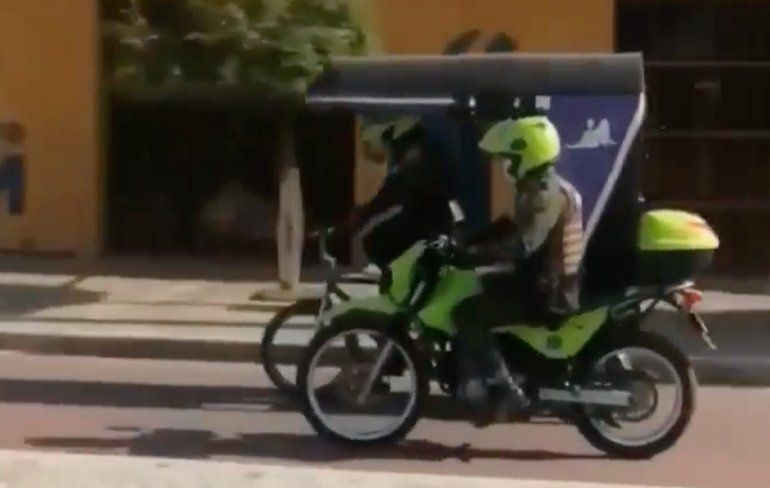 Colombiaanse agent gaat niet zo lekker met in beslag genomen fietstaxi