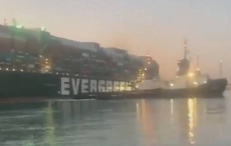 Er zit beweging in het gigantische containerschip wat het Suezkanaal blokkeert