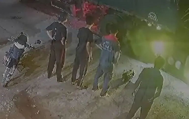 Vrachtwagen vol rijst lost onbedoeld zijn lading bij garage