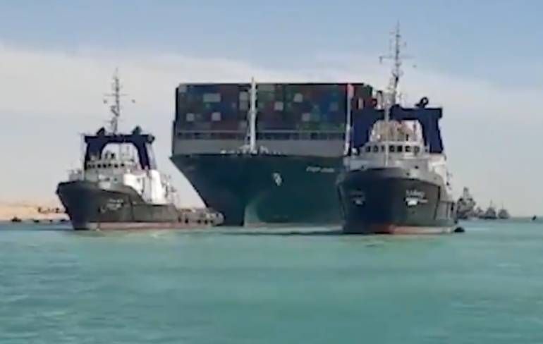 Het gigantische containerschip wat het Suezkanaal blokkeerde is los