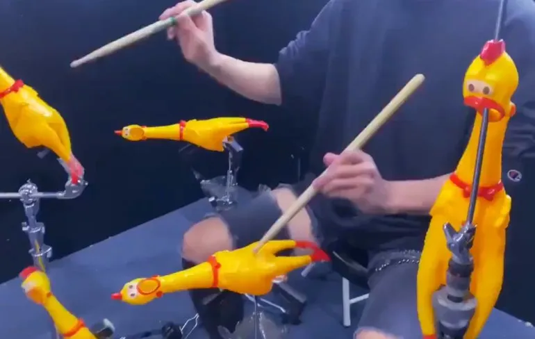 Drumstel van rubber kippen heeft zowaar wel wat