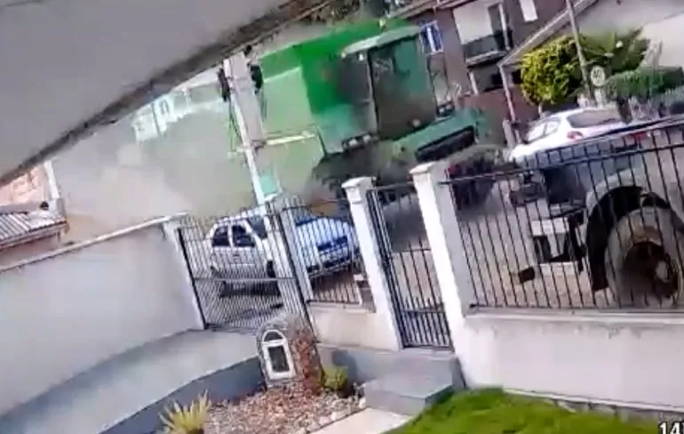 Losgeslagen maaidorser maakt er een zooitje van