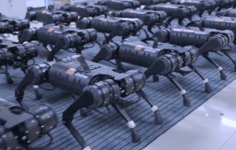 Chinese robotbouwer laat leger aan robothonden zien