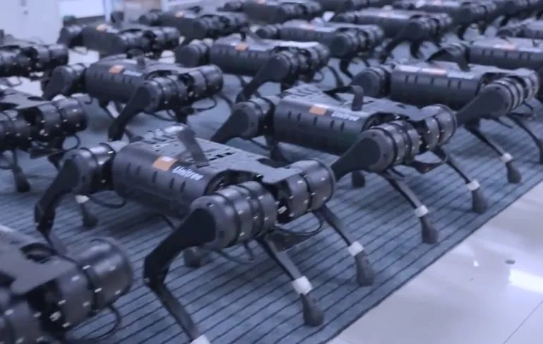 Chinese robotbouwer laat leger aan robothonden zien