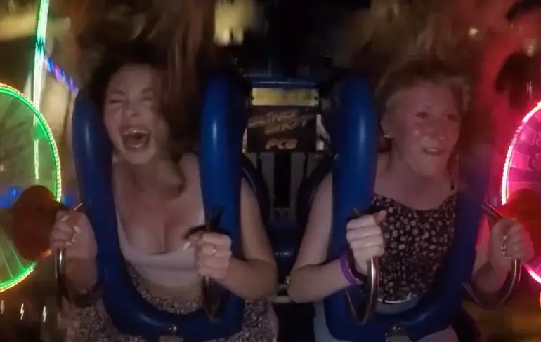 Dames hebben een wel heel intiem momentje tijdens SlingShot rit