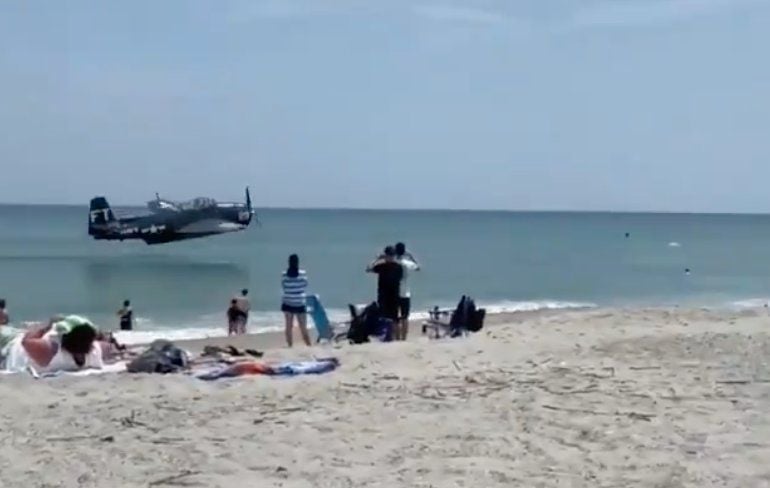 Grumman TBF Avenger maakt noodlanding in het water van Cocoa Beach