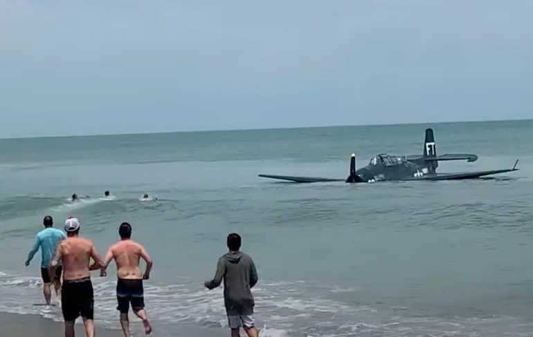 Andere hoek van noodlanding Grumman TBF Avenger op Cocoa Beach