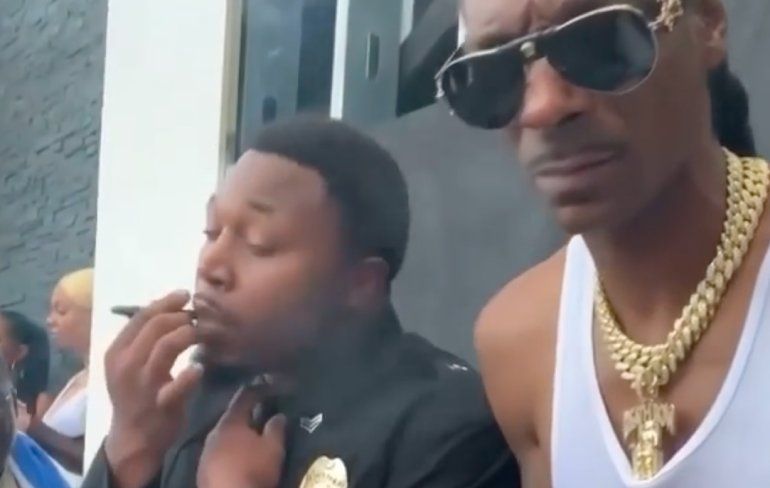 Snoop Dogg laat agent het licht zien via een van zijn befaamde blunts
