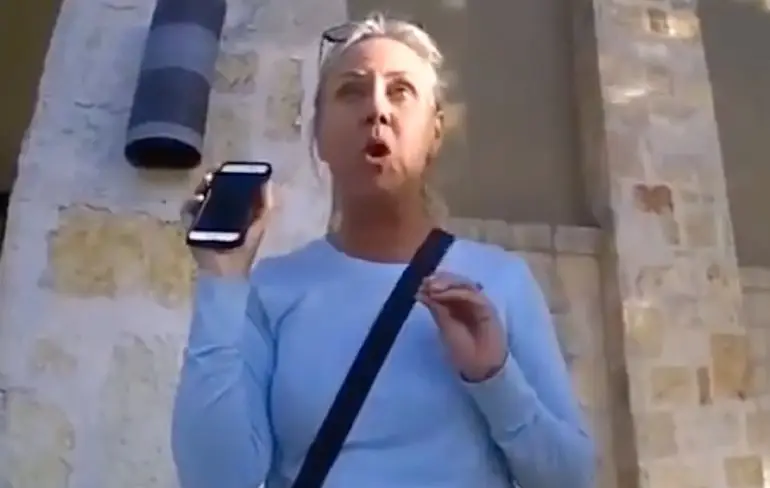 Karen, haar geloof en haar toontje winnen het toch niet van twee agenten