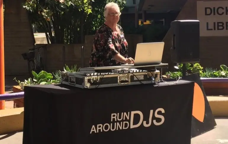 Australische DJ Sue ramt de klassiekertjes er wel doorheen