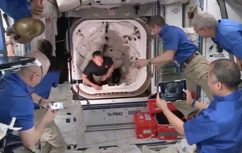 Astronauten van SpaceX Crew-2 missie aangekomen in het ISS