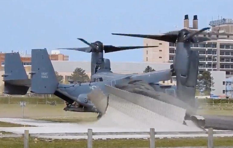 Hoe een CV-22B Osprey een helipad sloopt