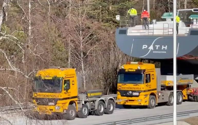 Superjacht op transport levert toch wel gaaf beeld op