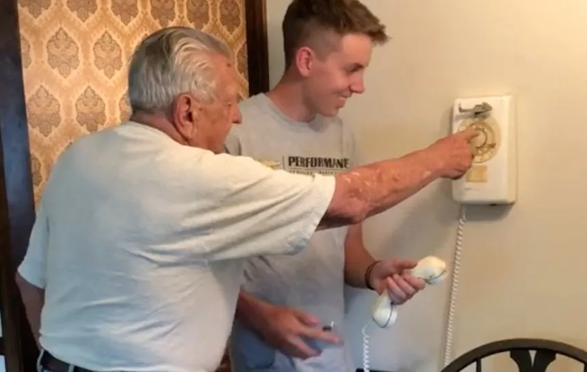 Knul neemt kijkje in het verleden met draaischijf telefoon