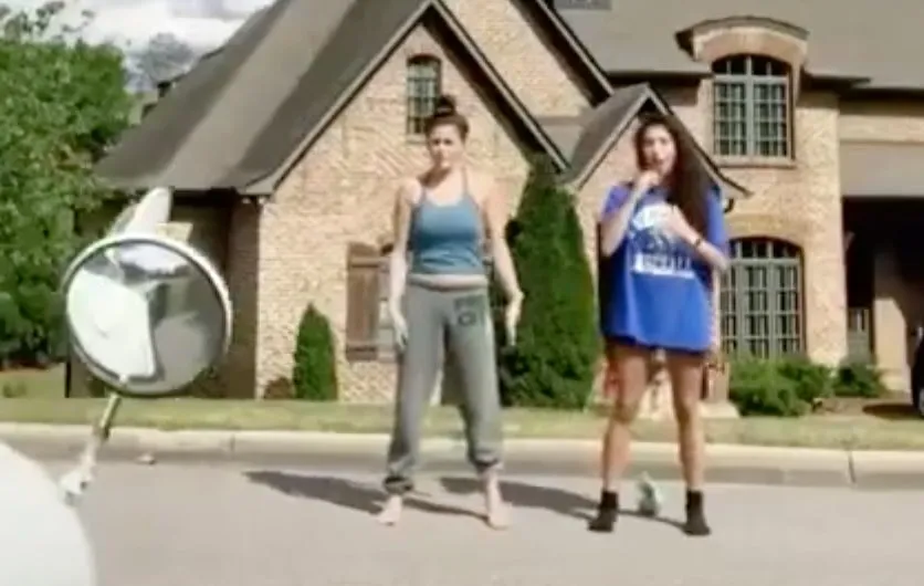 Postbode weet precies hoe je Tik Tok filmpje net even leuker maakt