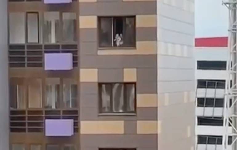 Moeder laat kind de omgeving zien vanuit Russische flat