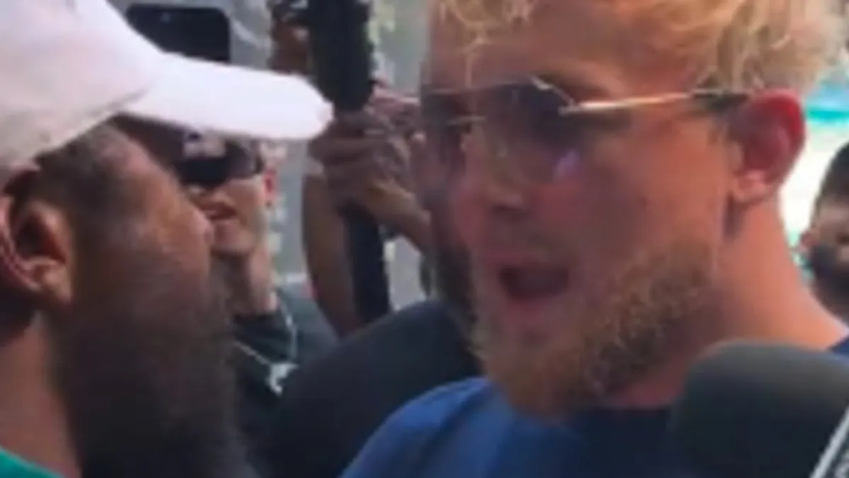 Jake Paul helpt Floyd Mayweather over de rooie door zijn petje te pikken