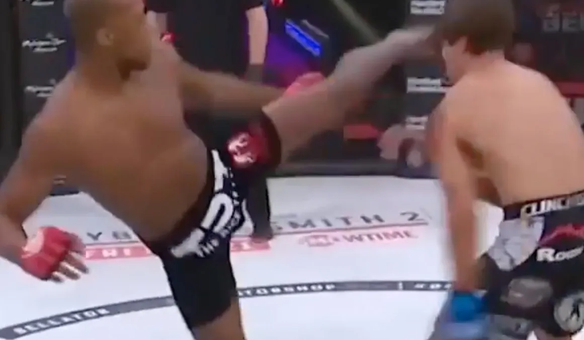 Michael ‘Venom’ Page breekt neus van tegenstander Derek Anderson met perfecte schop