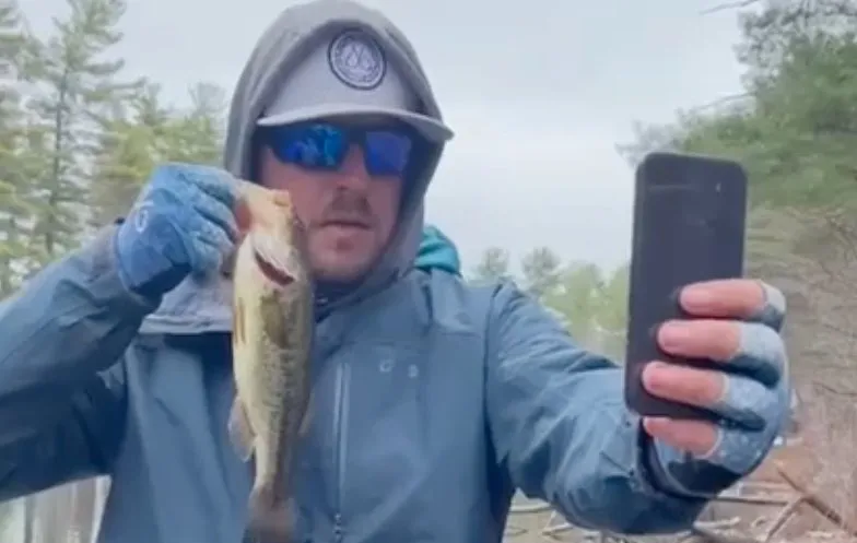 Visser was een beetje in de war na vangen van visje