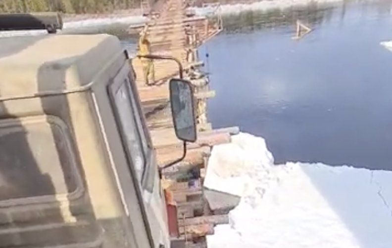 Vrachtwagenchauffeur met stalen zenuwen rijdt over een dubieus bruggetje in Rusland