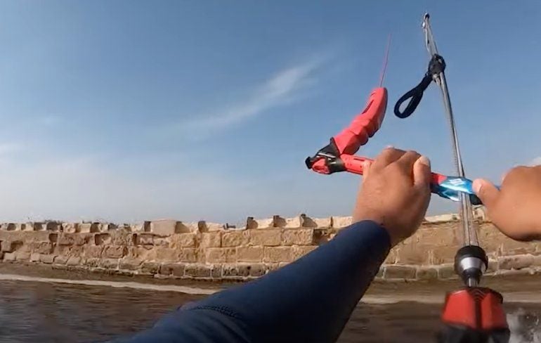 Kitesurfer raakte een beetje overmoedig en vervolgens een zeemuur