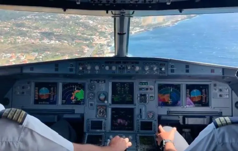 Beelden vanuit de cockpit van A320 tijdens landing Madeira Airport