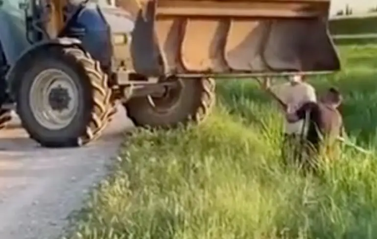 Alsof op z’n kant in de greppel nog niet genoeg was