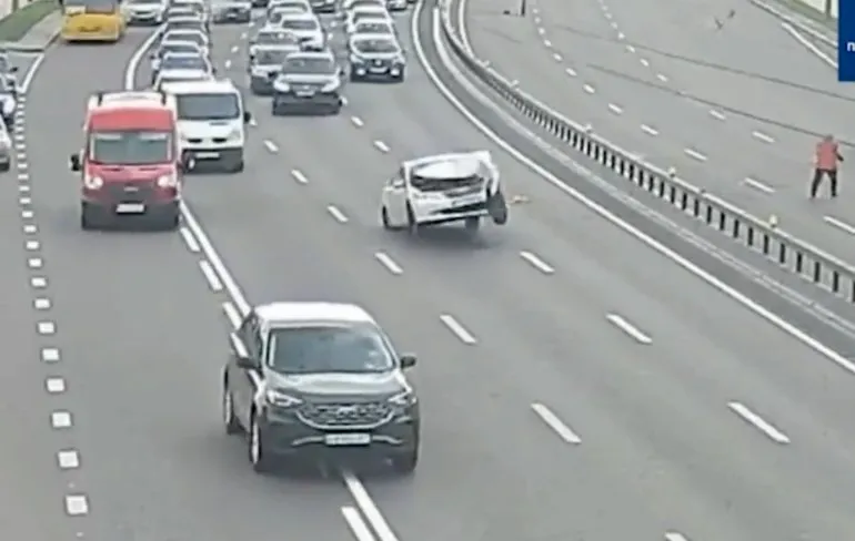 Bijzonder ongeluk laat beschonken bestuurder tegen de lamp lopen in Kiev