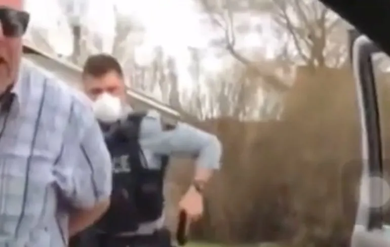 Aso gast belt politie na aanhouding door politie